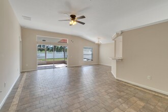 2711 Breakwater Ct in Brandon, FL - Building Photo - Building Photo