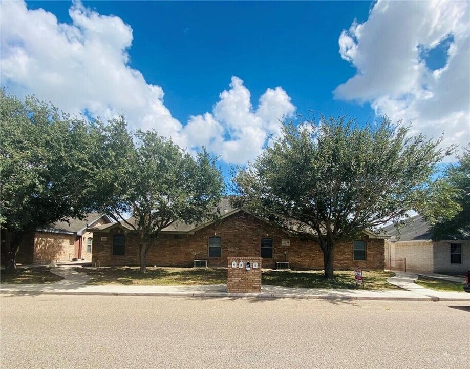 15 Prosperity Dr in Edinburg, TX - Building Photo