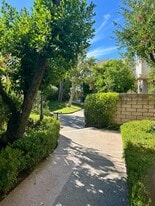 5243 Yarmouth Ave, Unit 33 in Encino, CA - Building Photo