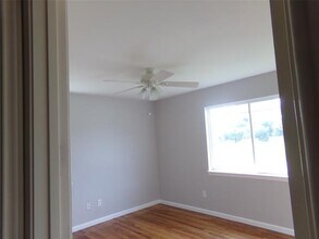 1241 Sleepy Hollow Dr in Dallas, TX - Foto de edificio - Building Photo