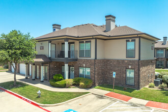 Estate Villas at Krum Apartments in Krum, TX - Foto de edificio - Building Photo