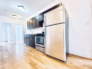 Furnished room/NOT APARTMENT, Unit 2 in Brooklyn, NY - Foto de edificio - Building Photo