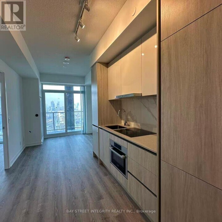 180 Front St E in Toronto, ON - Building Photo