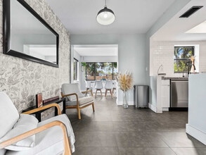 2740 NW 21st St in Fort Lauderdale, FL - Foto de edificio - Building Photo