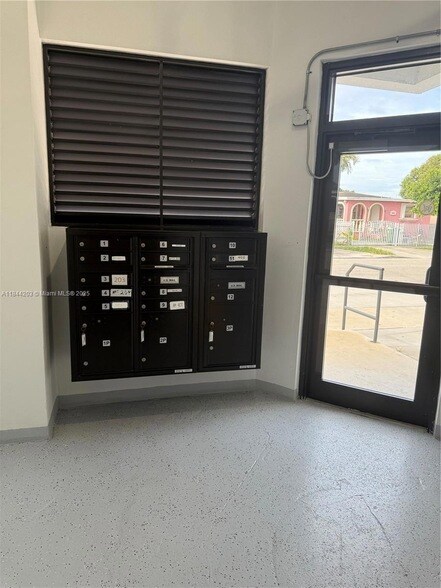 859 E 24th St, Unit 402 in Hialeah, FL - Building Photo