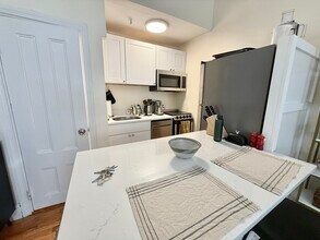 337 Beacon St, Unit 9 in Boston, MA - Building Photo - Building Photo
