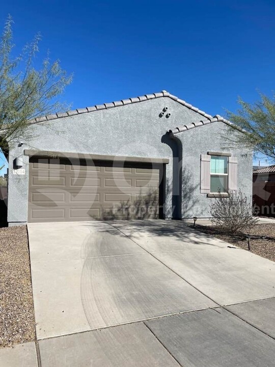 12114 W Avianna Wy in Marana, AZ - Building Photo