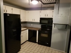 80 English Village Rd, Unit King Richard in Manchester, NH - Foto de edificio - Building Photo