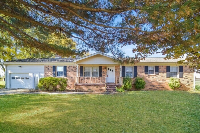 212 Brady Dr in Hazel Green, AL - Foto de edificio