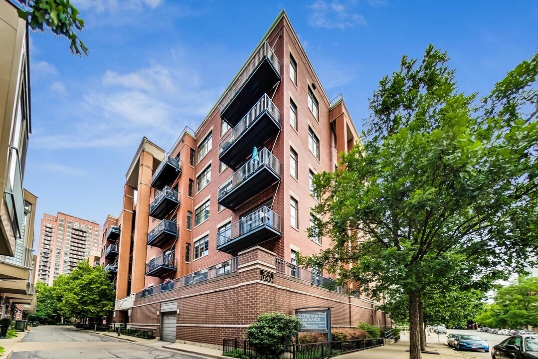 330 N Clinton St in Chicago, IL - Building Photo