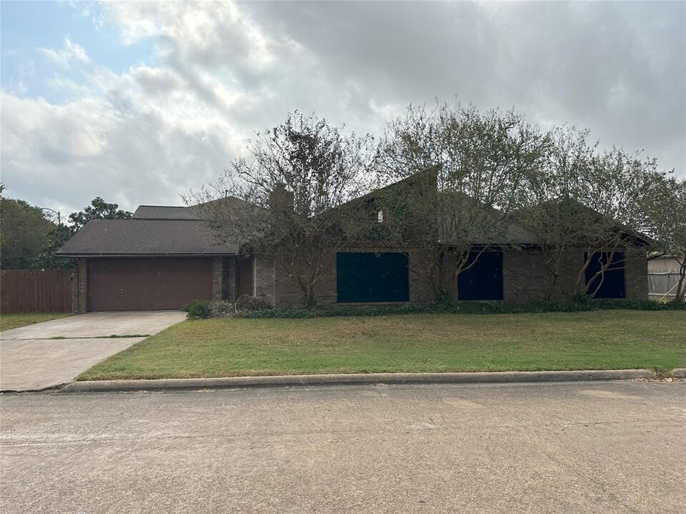 300 Pecan Park Dr in Rosenberg, TX - Building Photo