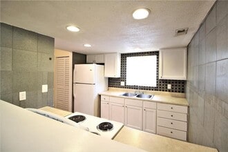 675 99th Ave N in St. Petersburg, FL - Building Photo - Building Photo