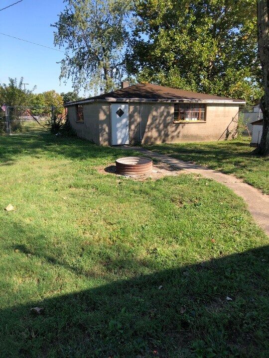 1203 Benton Ave in Johnston City, IL - Building Photo