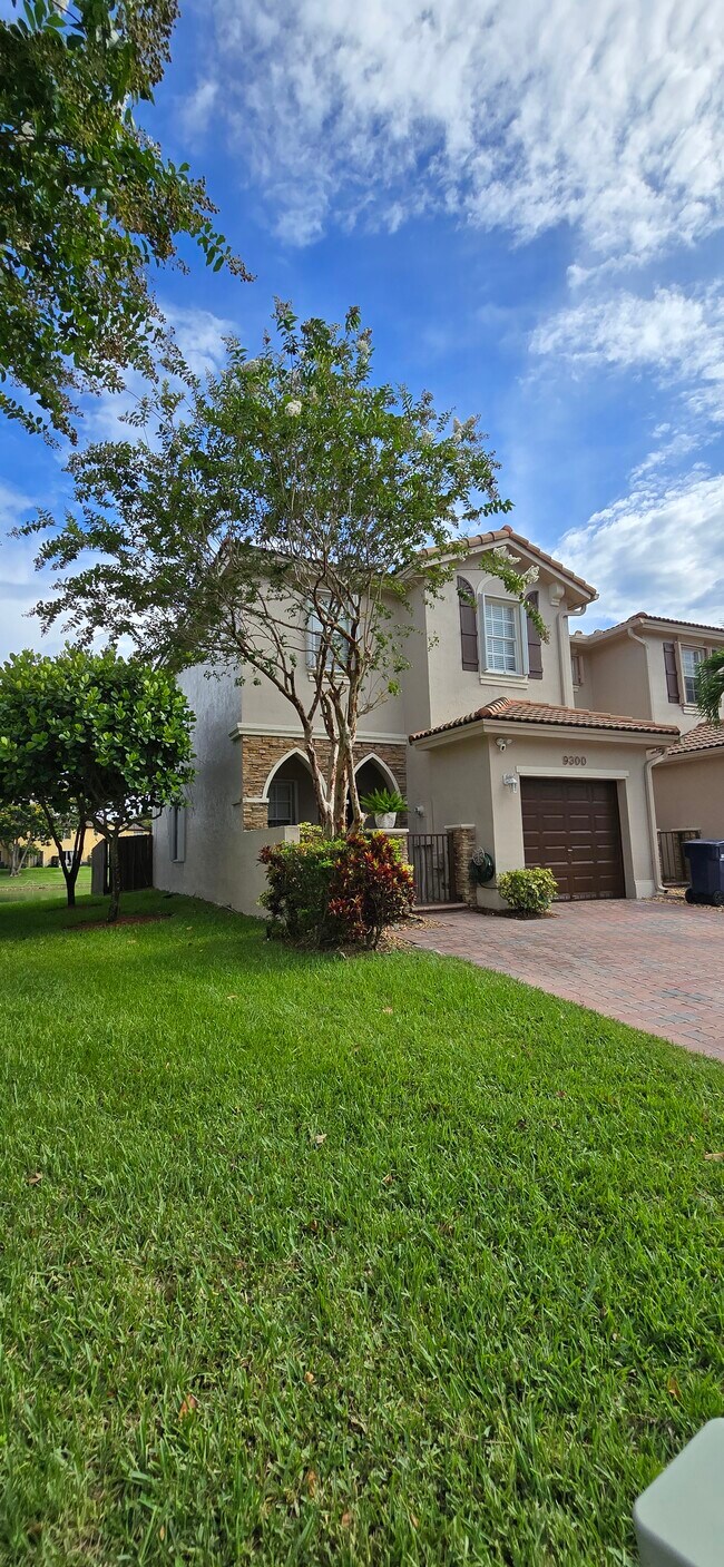 9300 SW 222nd Way in Cutler Bay, FL - Building Photo - Building Photo