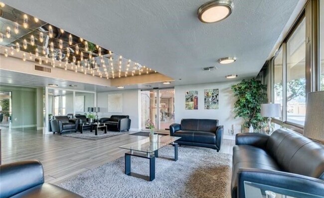 205 E Harmon Ave, Unit 219 in Las Vegas, NV - Foto de edificio - Building Photo