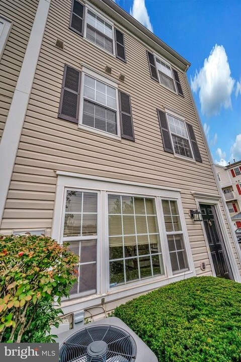 8167 Cockburn Ct in Lorton, VA - Building Photo