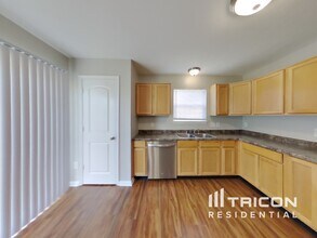 8170 Dartmoth Ln in Avon, IN - Foto de edificio - Building Photo