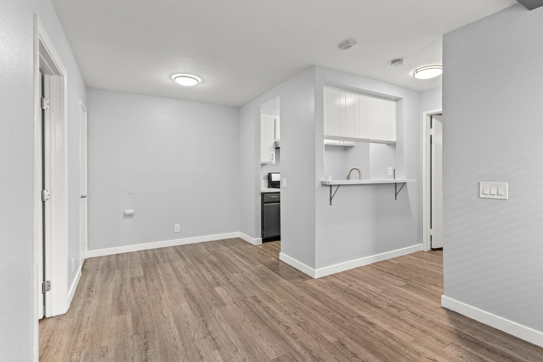 533 E 11th St in Long Beach, CA - Building Photo