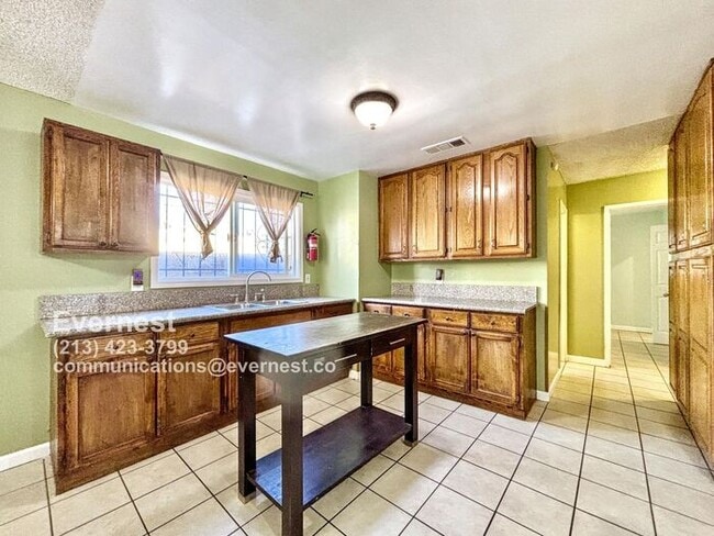 1122 E 60th St in Los Angeles, CA - Building Photo - Building Photo