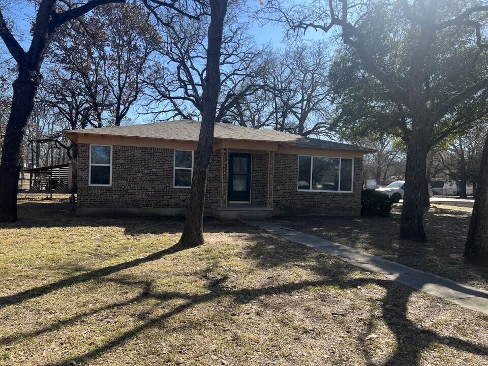 1100 Carpenter St in Azle, TX - Building Photo