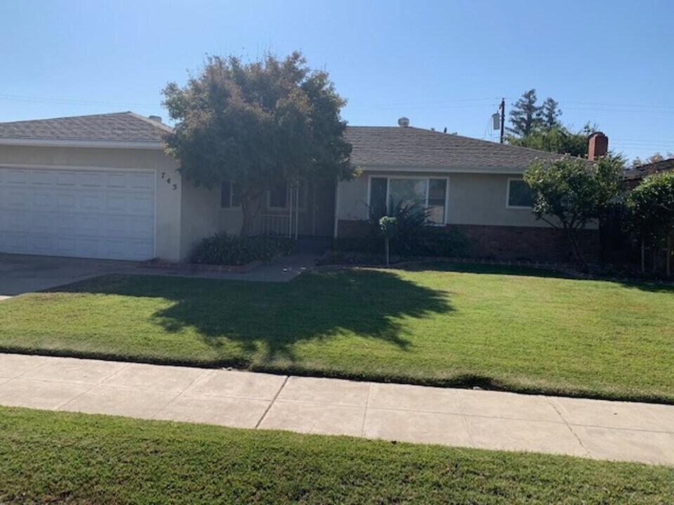 745 E Tenaya Way in Fresno, CA - Building Photo