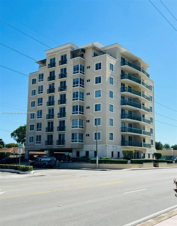 2501 Douglas Rd in Miami, FL - Building Photo