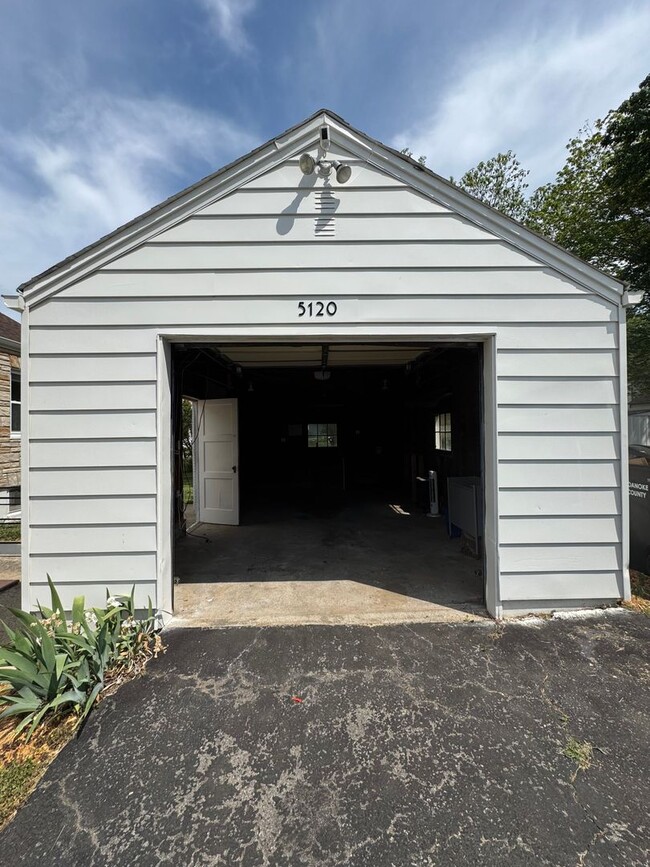 5120 Starkey Rd in Cave Spring, VA - Building Photo - Building Photo
