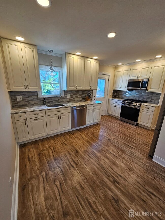 48 Martin Terrace in Woodbridge, NJ - Building Photo - Building Photo