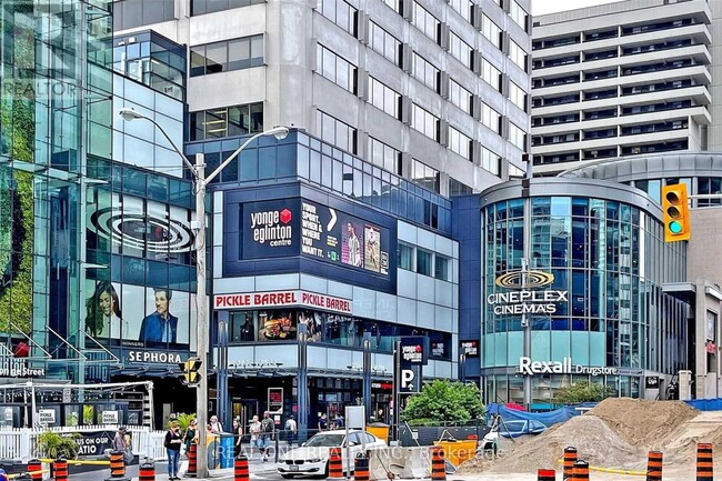 2221 Yonge St in Toronto, ON - Building Photo - Building Photo