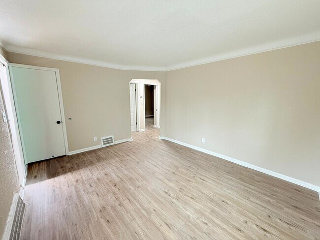 This beautifully updated 3-bedroom, 1-bath single-family home is ready for move-in! in Detroit, MI - Foto de edificio - Building Photo
