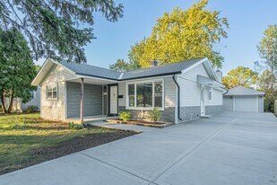 2008 Kirchoff Rd in Rolling Meadows, IL - Building Photo