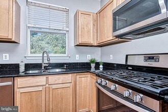 13416 Burrough Farm Dr in Herndon, VA - Building Photo - Building Photo