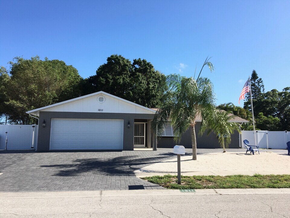 1011 67th Avenue Dr W in Bradenton, FL - Building Photo