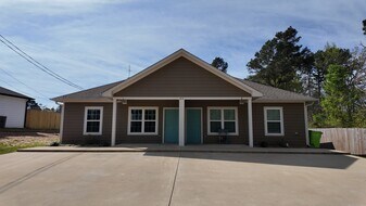 212 Omaha St, Unit B in Gladewater, TX - Building Photo