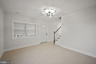 821 S Woodlynn Rd in Essex, MD - Foto de edificio - Building Photo