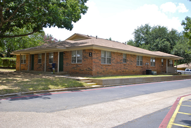 Sherwood Arms Apartments in Keene, TX - Foto de edificio - Building Photo