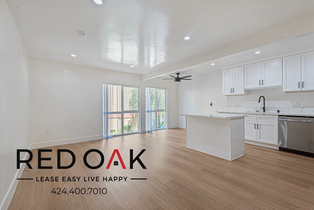 17830 Sherman Way in Los Angeles, CA - Building Photo