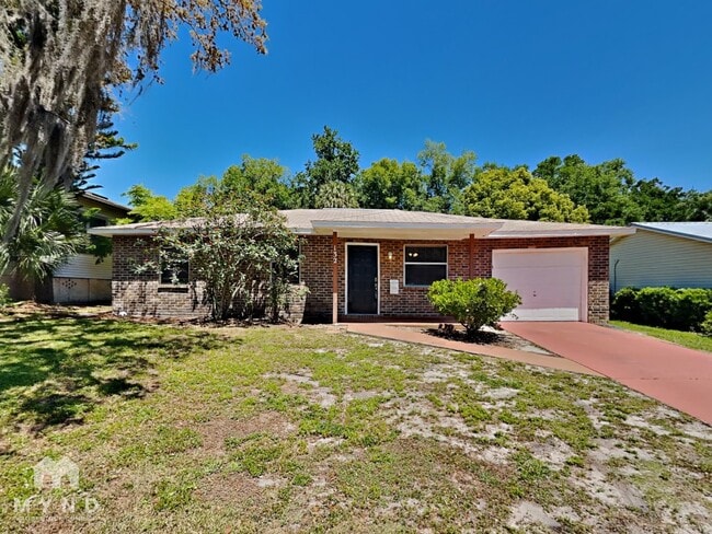 property at 132 E Poinsettia St