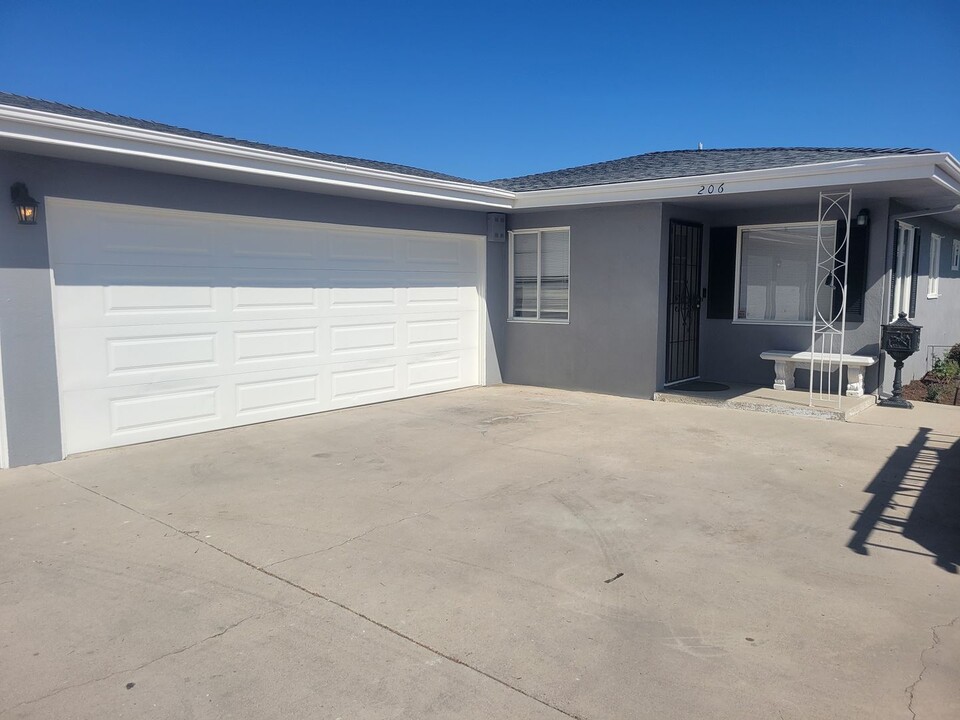 206 La Plaza in Anaheim, CA - Building Photo