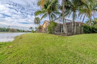 2893 Oakbrook Dr in Weston, FL - Building Photo - Building Photo