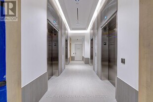 395 Square One Dr in Mississauga, ON - Building Photo