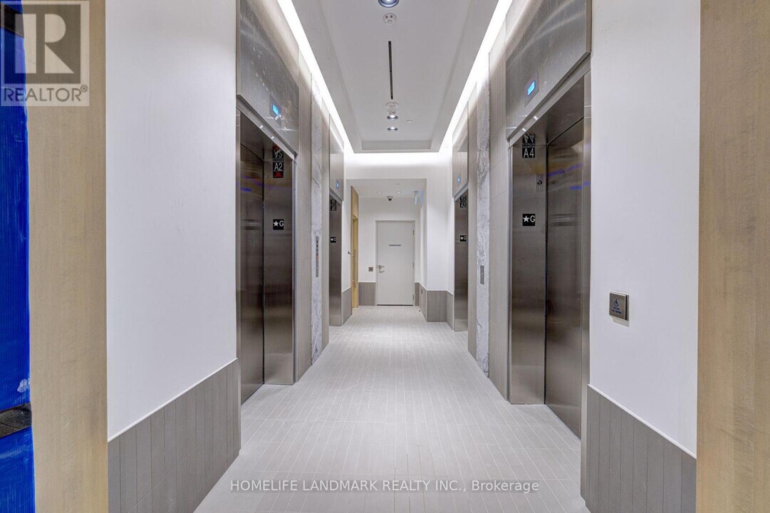 395 Square One Dr in Mississauga, ON - Building Photo