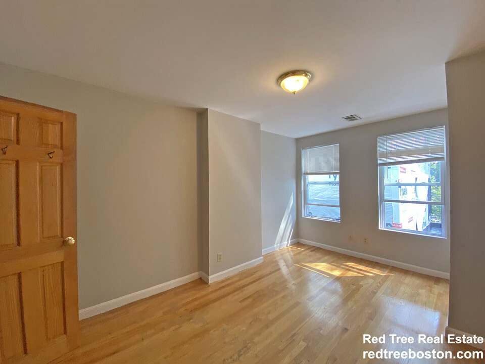 344 Putnam Ave, Unit 2 in Cambridge, MA - Building Photo