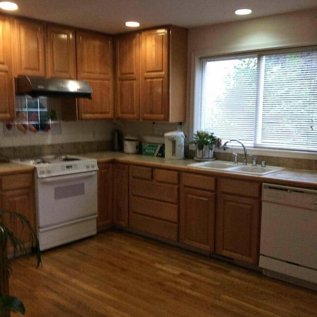 12340 8th Ave NE in Seattle, WA - Foto de edificio - Building Photo