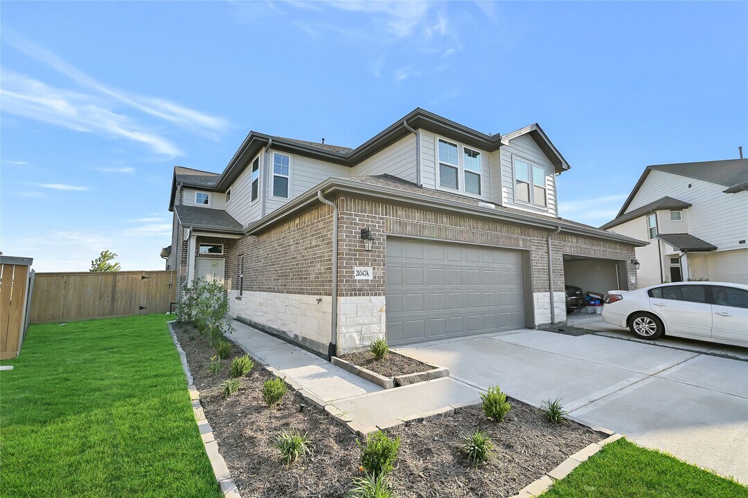 21047 Bay Vlg Dr in Cypress, TX - Building Photo