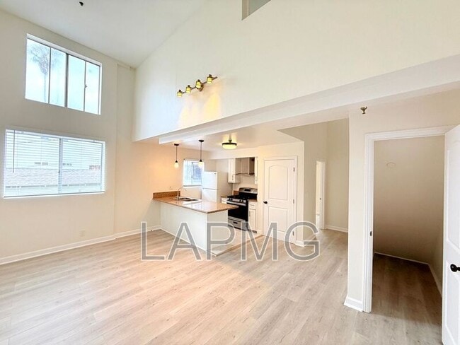 property at 432 N Kingsley Dr