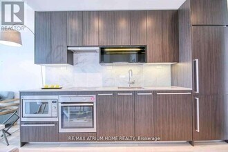 115 McMahon Dr in Toronto, ON - Building Photo - Building Photo