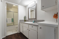 825 S. Hobart Blvd. in Los Angeles, CA - Building Photo - Interior Photo