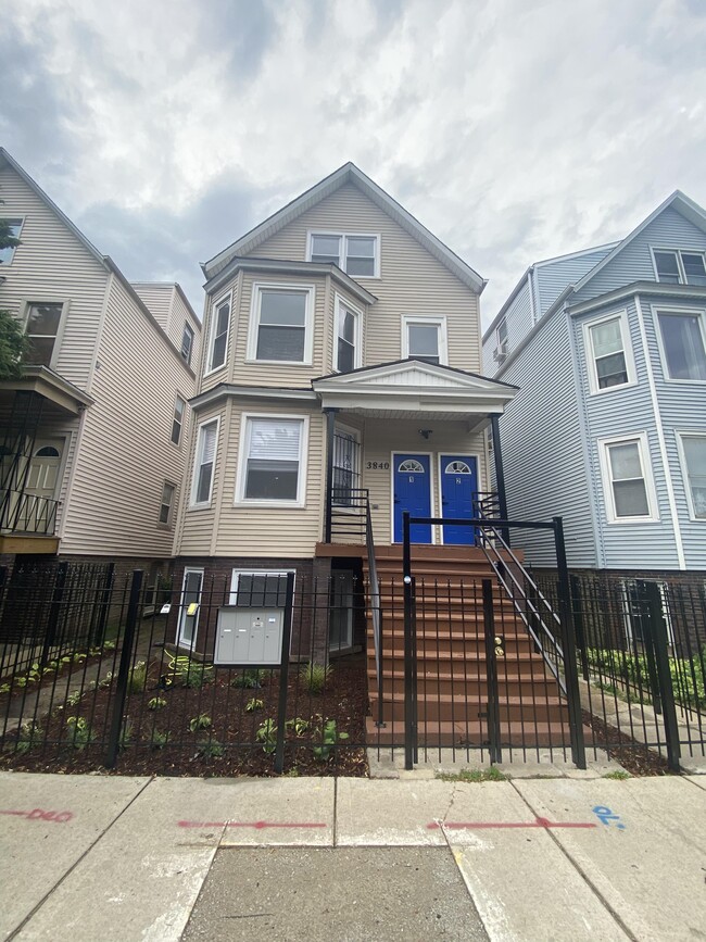 3840 W Diversey Ave, Unit 2 in Chicago, IL - Building Photo - Building Photo