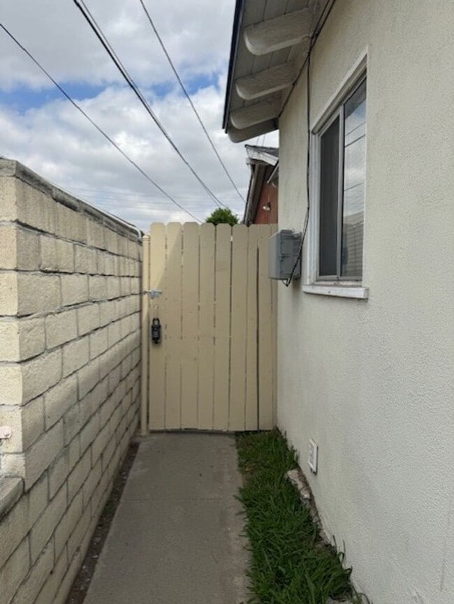 2425 W Cameron St in Long Beach, CA - Building Photo - Building Photo